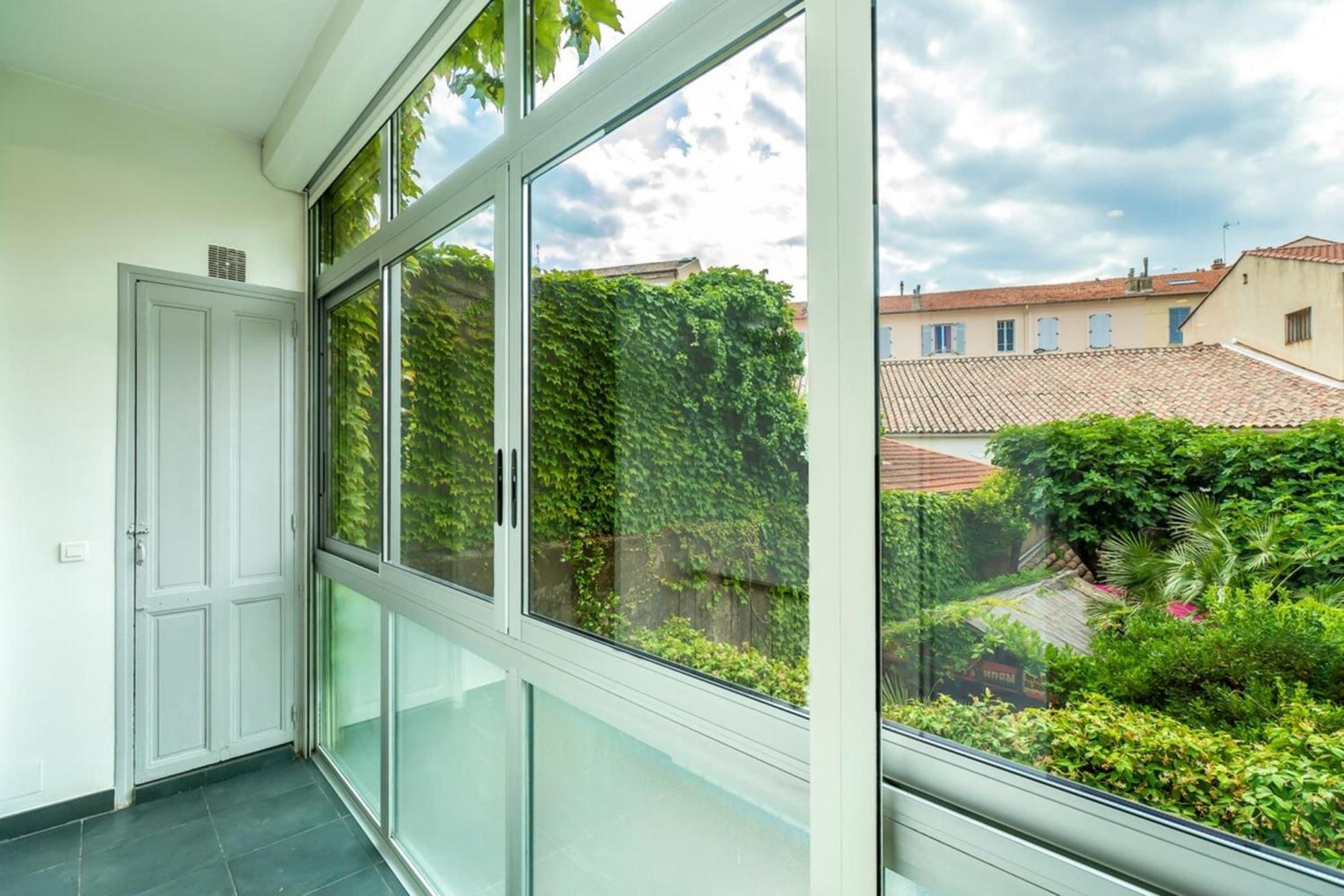 Bright And Modern 2 Bedroom In The Heart Of Antibes! *