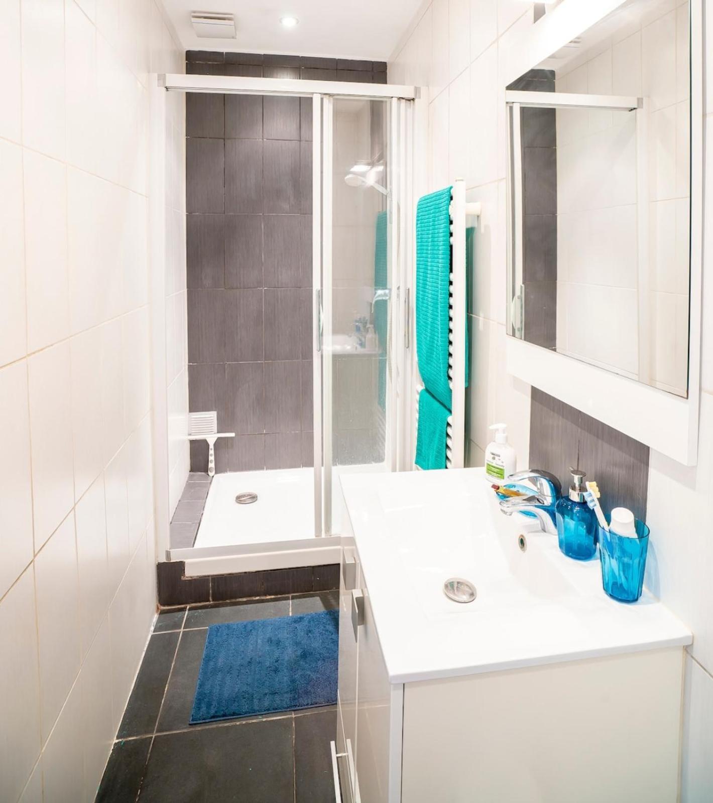 Bright And Modern 2 Bedroom In The Heart Of Antibes! *
