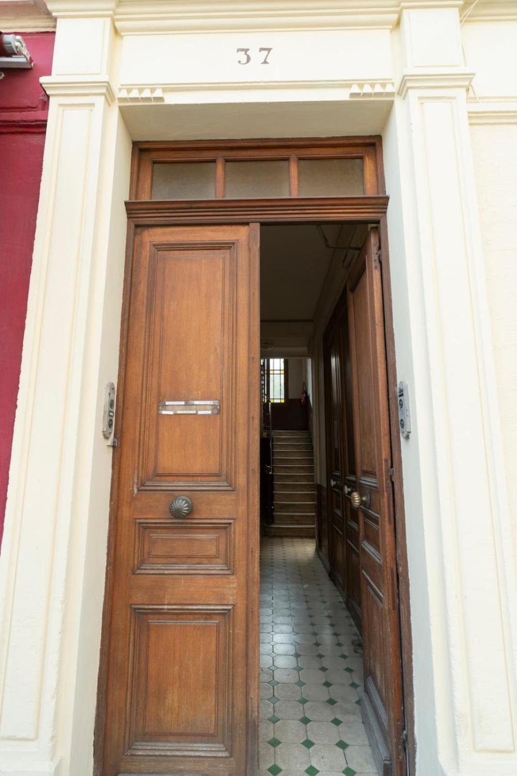 Bright And Modern 2 Bedroom In The Heart Of Antibes! Antibes