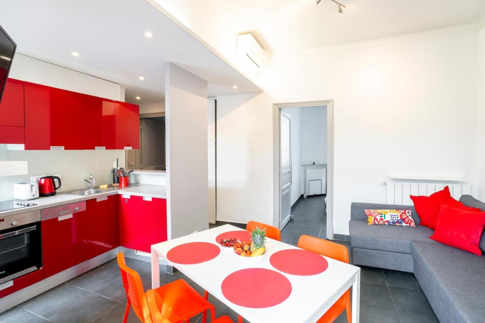 Bright And Modern 2 Bedroom In The Heart Of Antibes! Appartement
