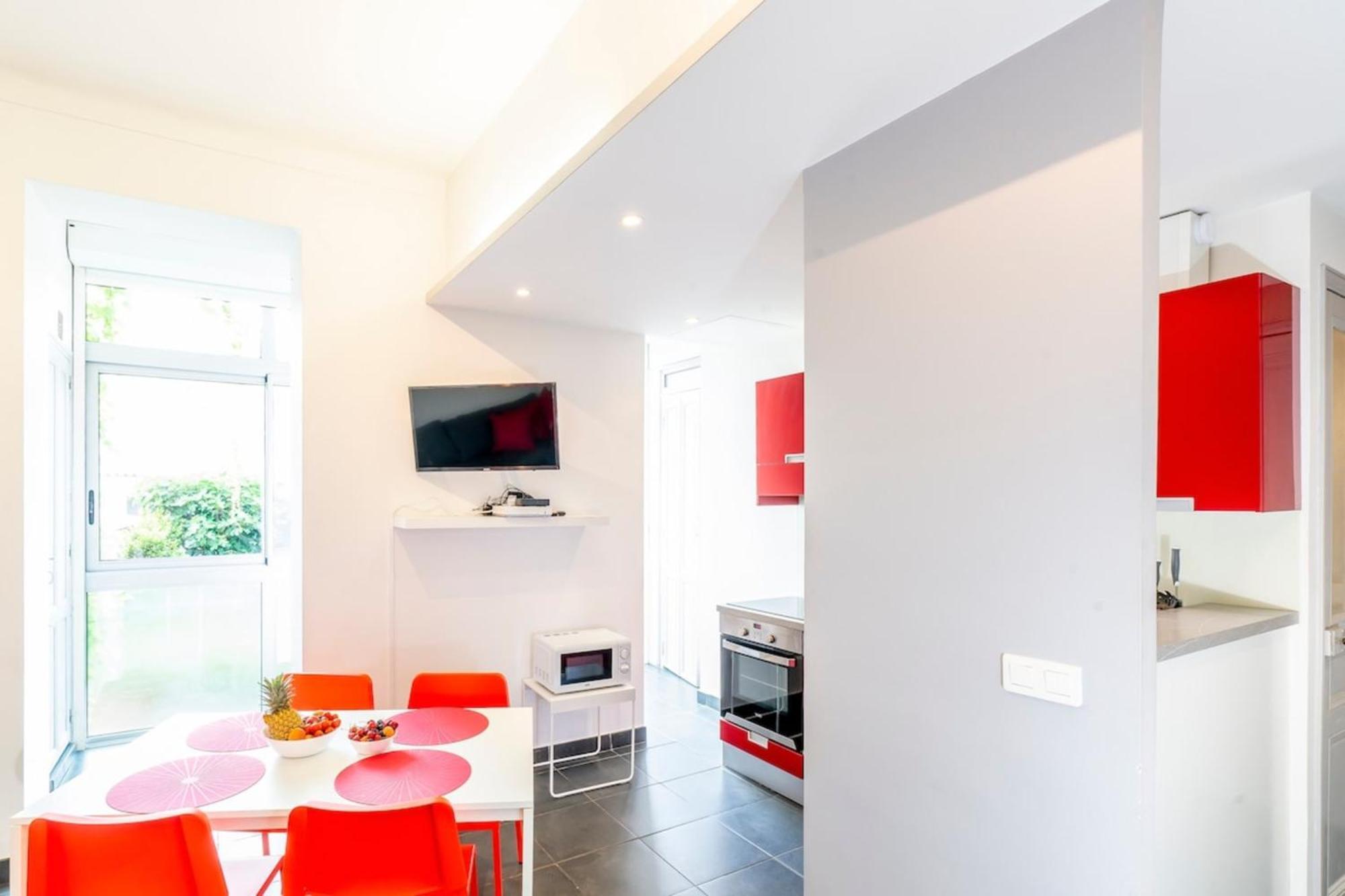 Bright And Modern 2 Bedroom In The Heart Of Antibes! *