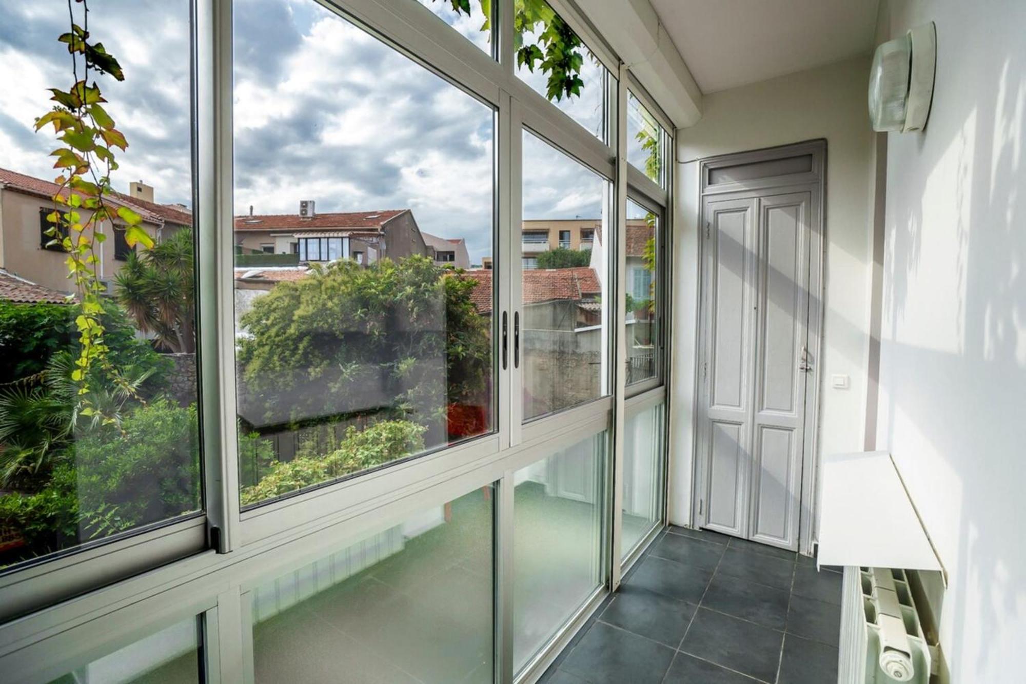 Bright And Modern 2 Bedroom In The Heart Of Antibes!
